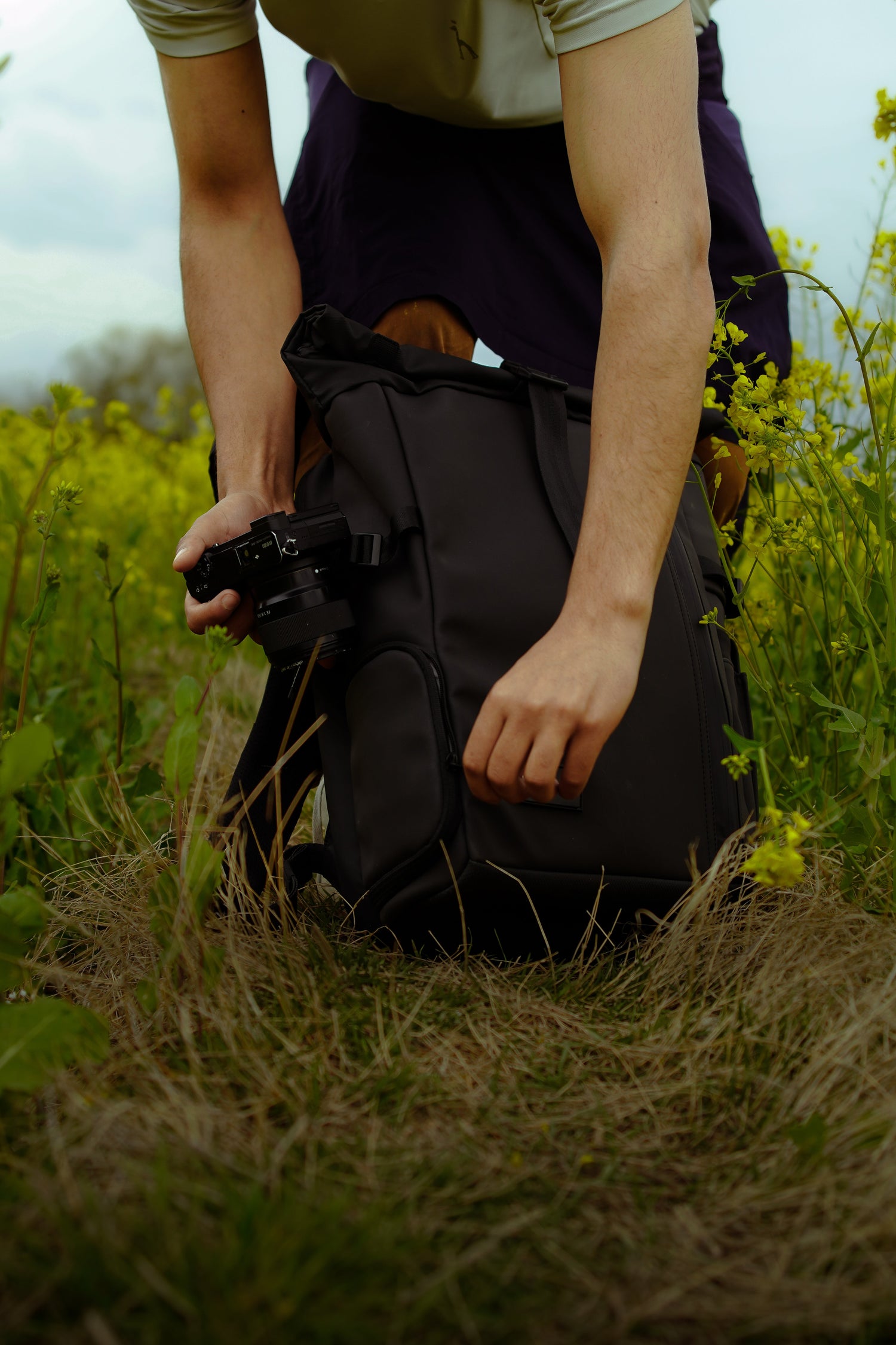 backpack for camera laptop and clothes FocusPoint 30L RollTop Greenway Included with your S17 Backpack is a useful rain cover. USA GEAR S17 DSLR Camera